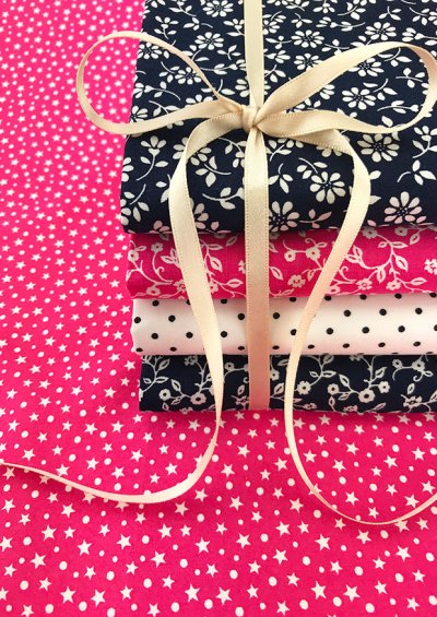 Craft Cotton Co - 5 x Fat 1/4 Pack Floral Daisy Navy